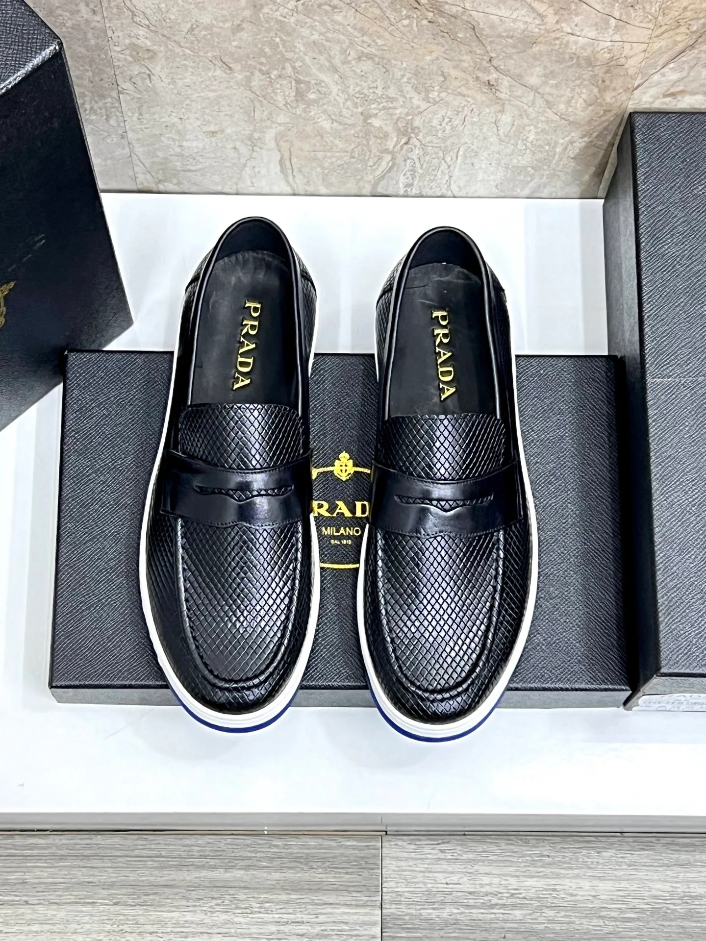 💰620 Prada classic men’s lace-up casual shoes｜Imported cowhide upper｜Layered stitching design on the upper Lightweight and breathable｜Soft and comfortable｜PRADA letters on the side｜Distinctive sporty style Showing the brand style｜Lightweight embossed rubber sole｜With cowhide foot pad lining｜Excellent foot feel Fashionable and elegant｜Size: 38-44 (customized at 45)
